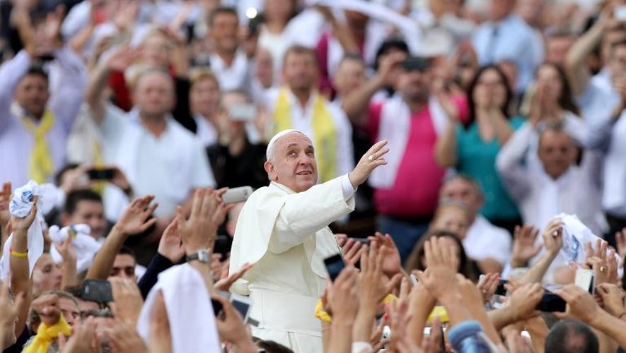 Le pape François acclamé par les fidèles sur la place Mère Teresa le 21 septembre 2014 à Tirana
