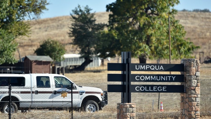 L'entrée du campus à Roseburg, dans l'Oregon, le 2 octobre 2015 au lendemain d'une fusillade qui a fait 10 morts dont le tueur