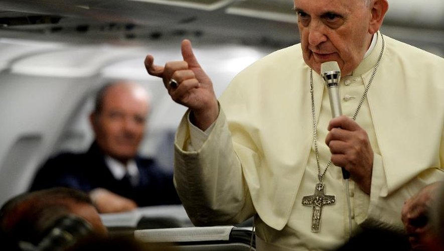 Le pape François dans l'avion qui le ramène à Rome le 21 septembre 2014 de retour de Tirana