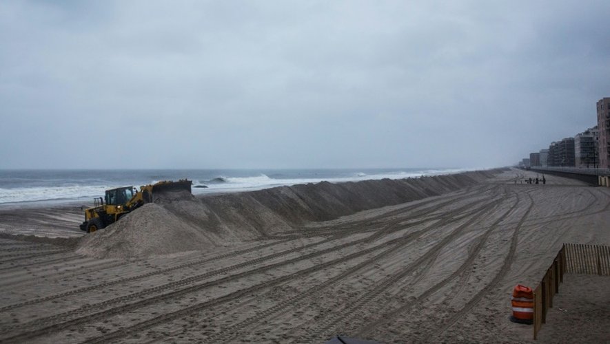 Un tractopelle construit une barrière de sable sur la plage de Long Beach, près de New York, en prévision de l'arrivée de l'ouragan Joaquin, le 2 octobre 2015