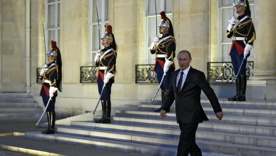 Vladimir Poutine quitte l'Elysée, le 2 octobre 2015 à Paris