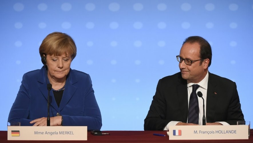 Angela Merkel (g) et François Hollande, le 2 octobre 2015 lors d'une conférence de presse commune à Paris