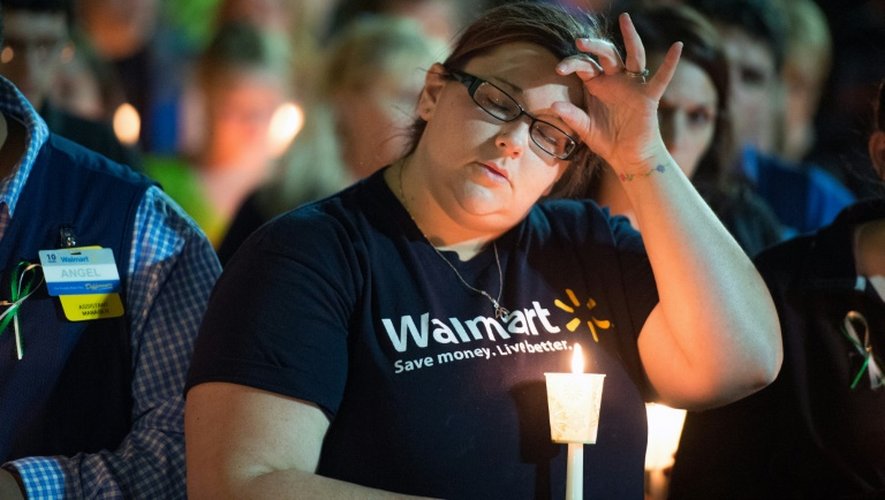 Une femme prie pour les victimes de la tuerie de Roseburg, dans l'Oregon, sur un parking d'un supermarché Walmart de la ville, le 2 octobre 2015