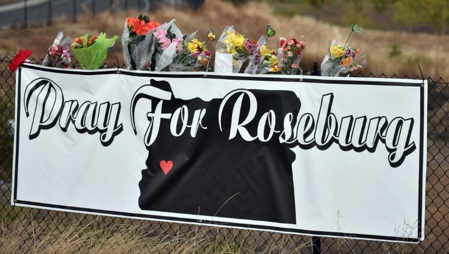 Une banderole de soutien aux victimes de la tuerie de Roseburg, dans l'Oregon, a été apposée non loin de l'entrée du campus d'Umpqua, le 2 octobre 2015