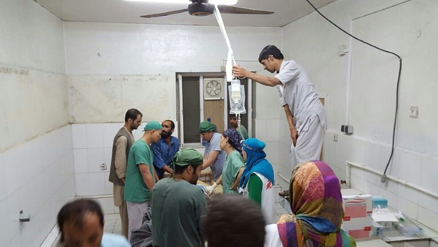 Des chirurgiens afghans de MSF travaillent dans une partie de l'hôpital de l'ONG non touchée par les bombardements, le 3 octobre 2015 à Kunduz