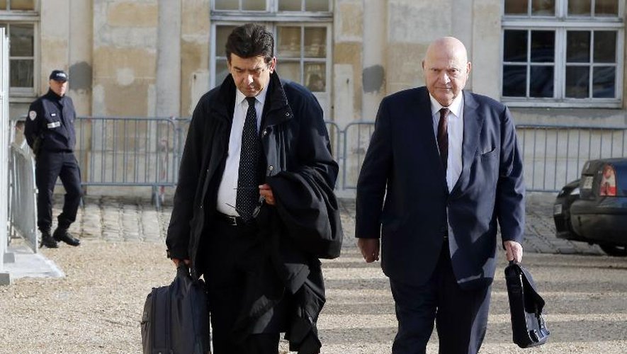 André Santini (D) accompagné de son avocat Grégoire Lafarge, à son arrivée le 22 septembre 2014 au Palais de justice de Versailles
