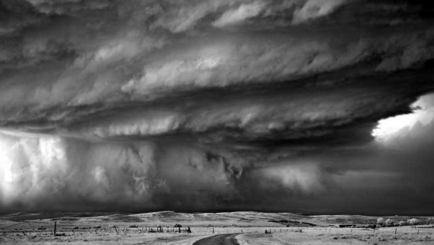 Mitch Dobrowner photographie des paysages américains en noir et blanc.