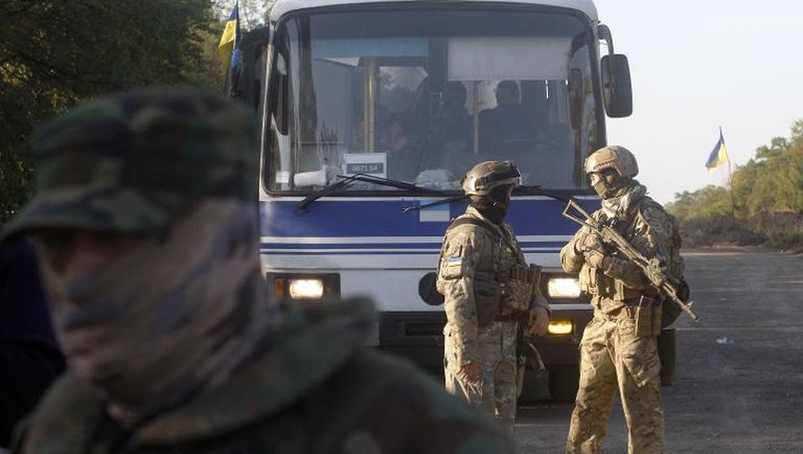 Des soldats ukrainiens le 20 septembre 2014 près de Donetsk pour un échange de prisonniers amenés par bus