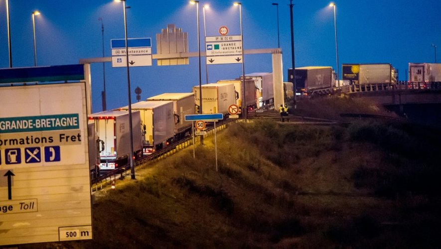 Des camions sont bloqués sur l'autoroute près du site d'Eurotunnel à Coquelles, dans le Pas-de-Calais, le 3 octobre 2015