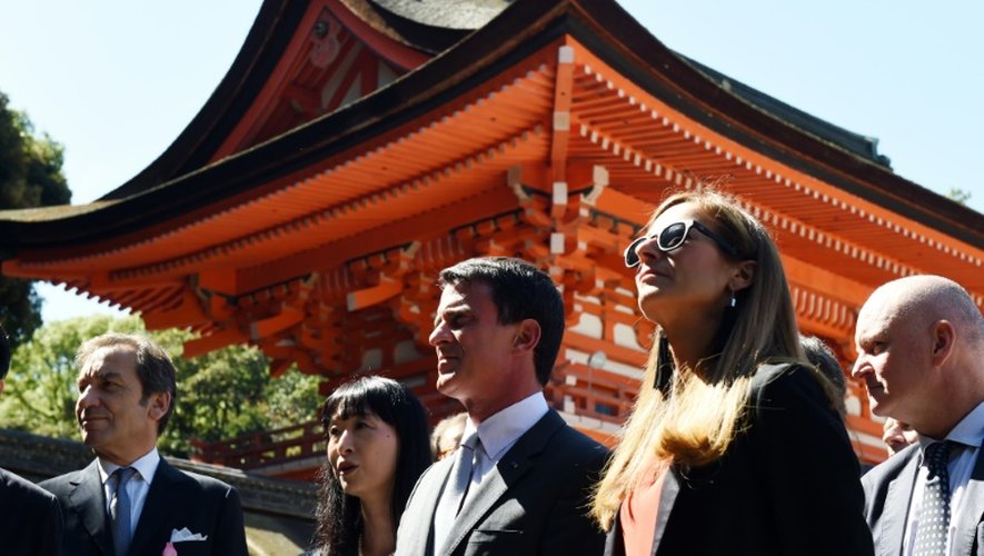 Le Premier ministre français Manuel Valls (c) et son épouse Anne Gravoin (2e à d) visitent le sanctuaire Shimogamo à Kyoto le 3 octobre 2015