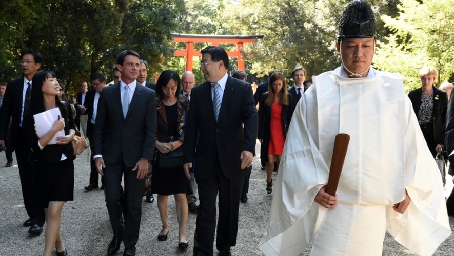 Le Premier ministre français Manuel Valls (3e à g) discute avec le gouverneur de Kyoto Keiji Yamada (c) pendant sa visite du sanctuaire de Shimogamo, le 3 octobre 2015