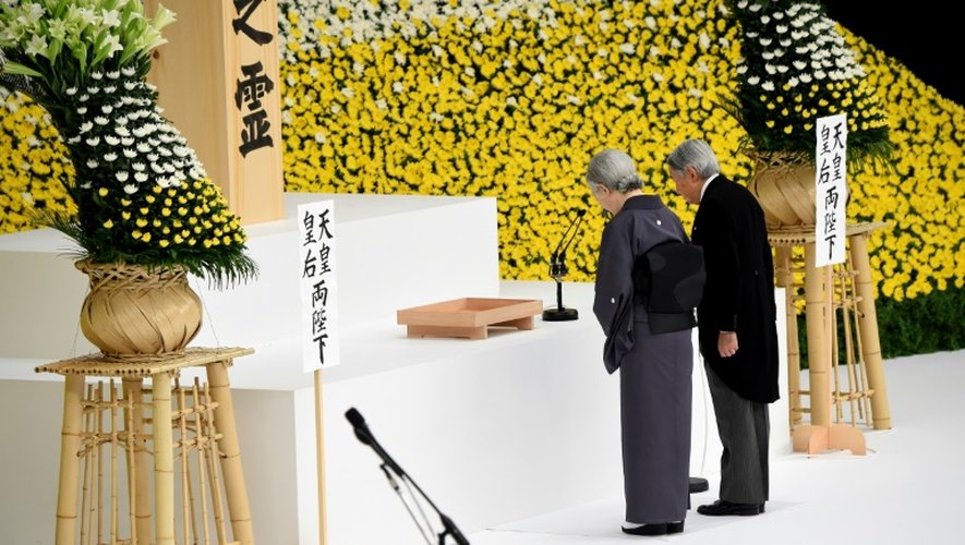 L'empereur Akihito et l'impératrice Michiko prient lors d'une cérémonie dédiée aux victimes de la guerre du Pacifique, le 15 août 2015 à Tokyo