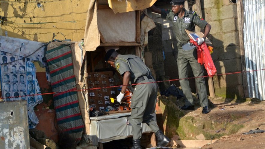Des policiers nigérians sur les lieux d'une double explosion meurtrière, le 3 octobre 2015, dans les faubourgs d'Abuja