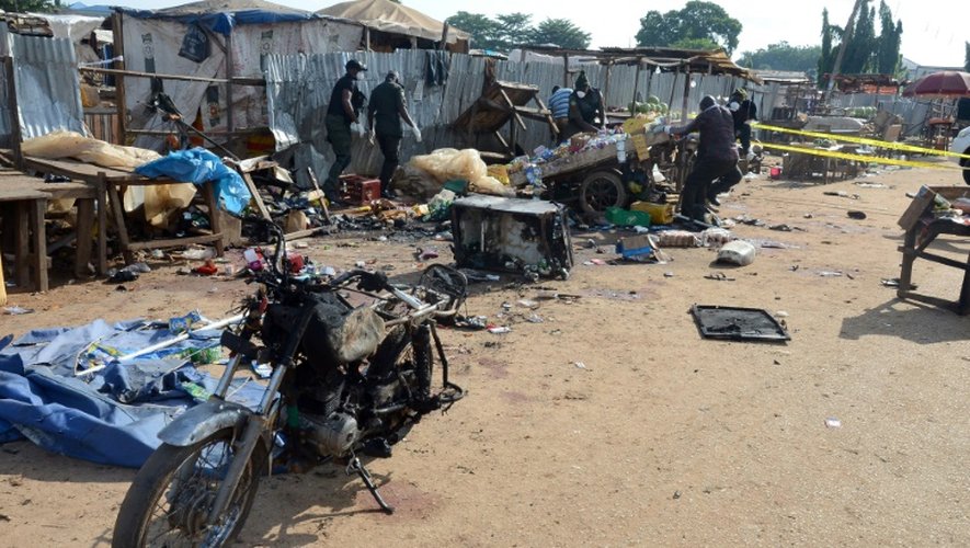 Des policiers nigérians sur les lieux d'une double explosion meurtrière, le 3 octobre 2015, dans les faubourgs d'Abuja