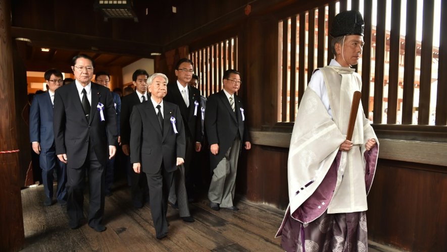 Près de 70 parlementaires se sont rendus en personne au sanctuaire patriotique Yasukuni, le 15 août 2016 à Tokyo, geste qui risque une fois de plus de susciter l'ire de la Chine et de la Corée du Sud