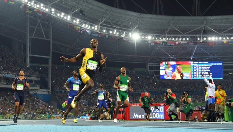 Usain Bolt devant ses concurrents à l'arrivée du 100 m des Jeux de Rio, le 14 août 2016