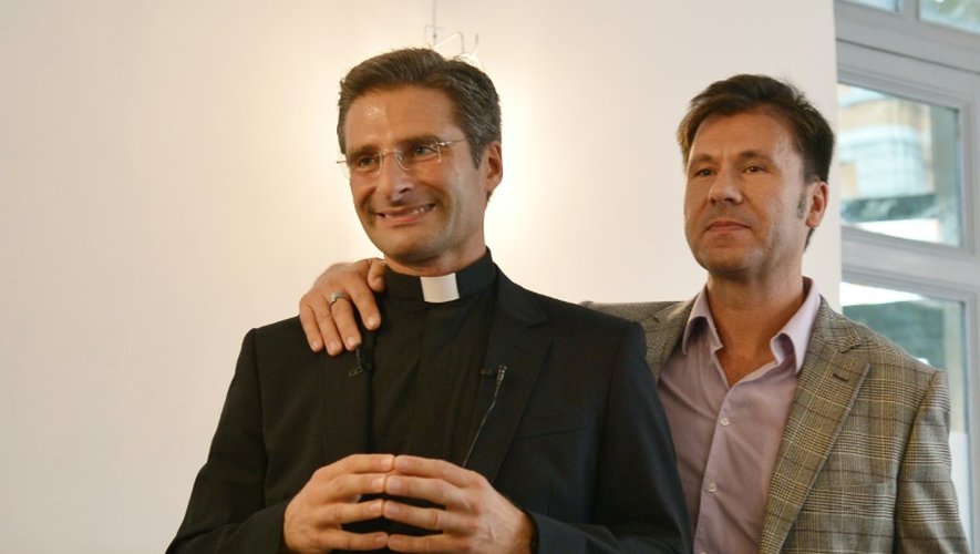 Le prêtre polonais Krysztof Olaf Charamsa et son compagnon Edouard, lors d'une interview au cours de laquelle il révèle son homosexualité, le 3 octobre 2015 à Rome
