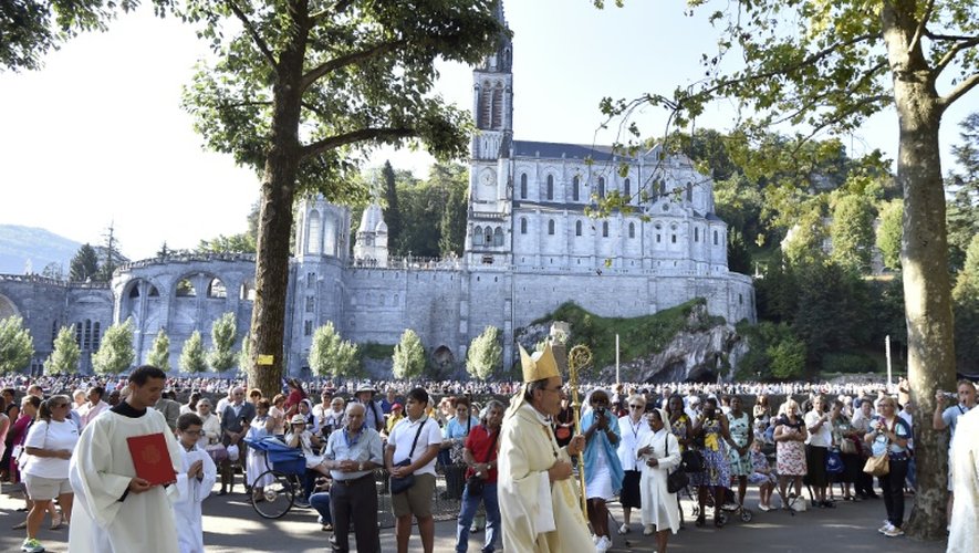 Le cardinal Philippe Barbarin lors de la messe de l'Assomption, célébrée en plein air à Lourdes, le 15 août 2016 (Hautes-Pyrénées)