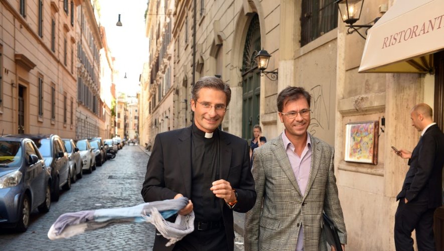 Le prêtre polonais Krysztof Olaf Charamsa et son compagnon Edouard, lors d'une interview au cours de laquelle il révèle son homosexualité, le 3 octobre 2015 à Rome