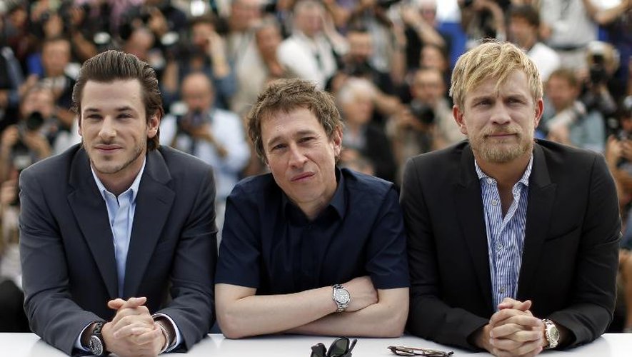 L'équipe du film Saint-Laurent avec de gauche à droite Gaspard Ulliel qui interprète le couturier, Bertrand Bonello, le réalisateur et l'acteur belge Jérémie Renier dans le rôle de Pierre Bergé, le 17 mai 2014 au festival de Cannes