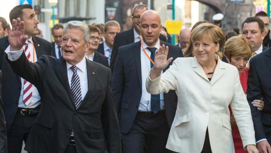 La Chancelière allemande Angela Merkel et le président Joachim Gauck saluent la foule, le 3 octobre 2015 à Francfort, à l'occasion des 25 ans de la Réunification de l'Allemagne