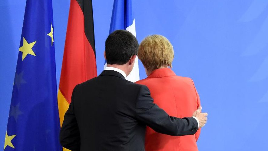 Le Premier ministre Manuel Valls et la chancelière allemande Angela Merkel quittent la conférence de presse à Berlin le 22 septembre 2014