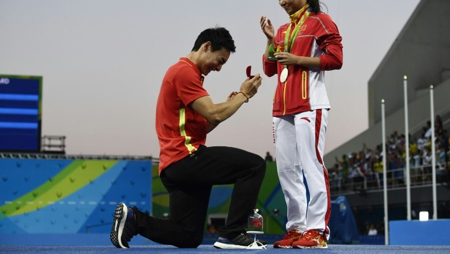 La Chinoise He Zi reçoit la demande en mariage de son fiancé à la descente du podium du plongeon à Rio, le 14 août 2016