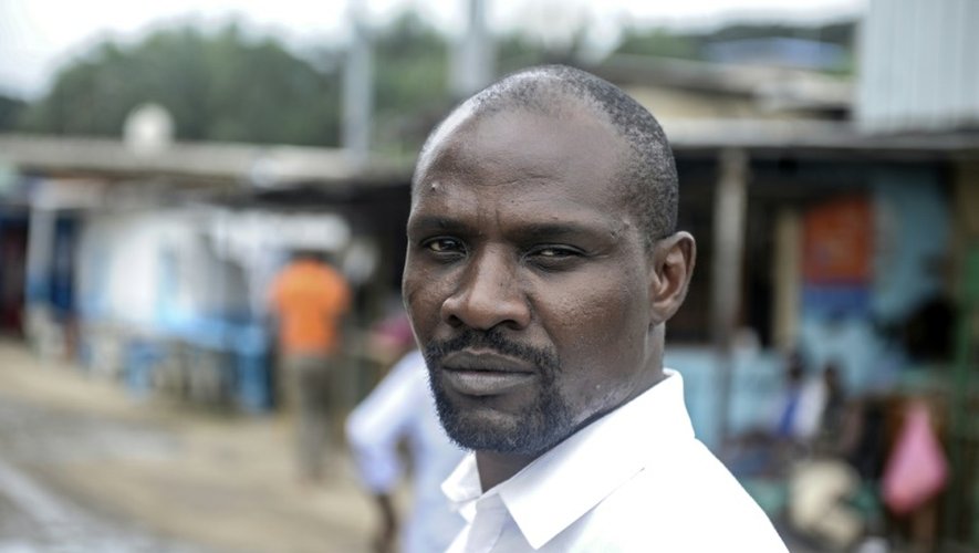 L'écrivain gabonais Janis Otsiemi dans le quartier des Charbonnages à Libreville, le 23 septembre 2015