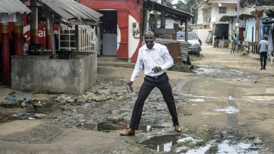 L'écrivain gabonais Janis Otsiemi dans le quartier des Charbonnages à Libreville, le 23 septembre 2015