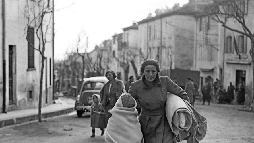 Une Espagnole et son enfant arrivent en France, dans la ville frontalière du Perthus, en février 1939, après avoir fui l'Espagne, à la suite de la victoire du général Franco