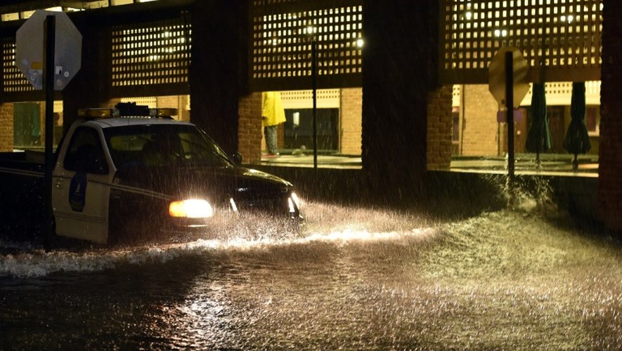 Une voiture de police tente de passer dans une rue inondée du centre de Charleston, en Caroline du Sud, le 3 octobre 2015