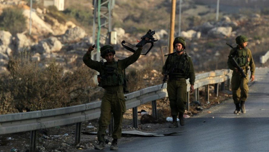 Des soldats israéliens sur une route lors d'affrontements avec de jeunes Palestiniens, dans la ville de Ramallah, en Cisjordanie, le 4 octobre 2015