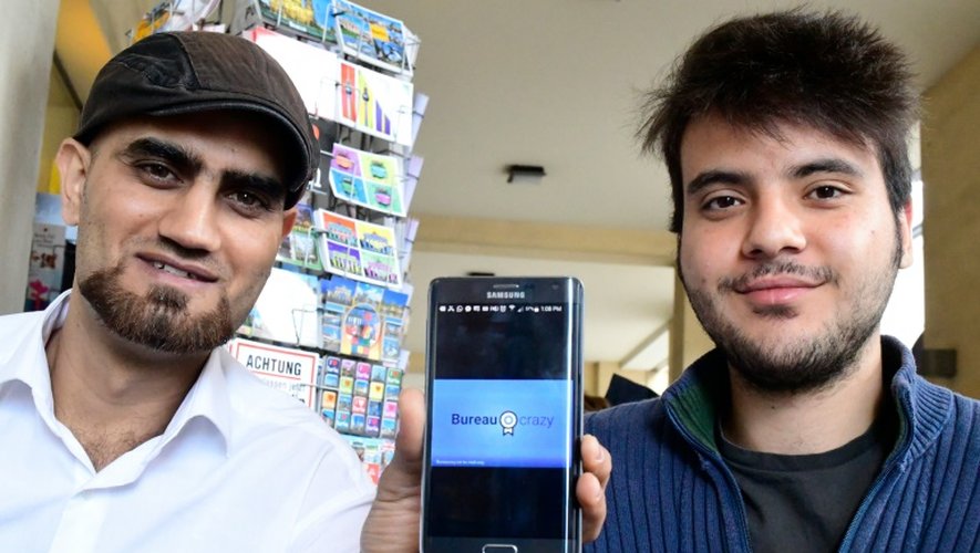 Omar Alshafai (G) et Ghaith Zamrik qui ont développé une application mobile pour les réfugiés syriens à Berlin, le 11 août 2016