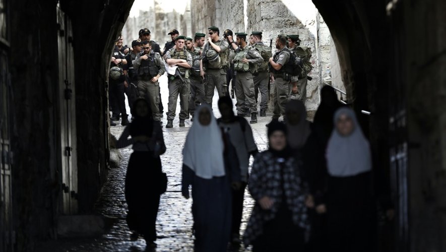 Des policiers israéliens bloquent une rue de la vieille ville de Jérusalem, le 4 octobre 2015