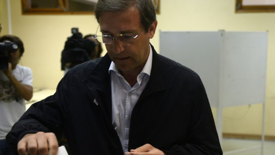 Le Premier ministre portugais Pedro Passos Coelho dépose son bulletin de vote à l'occasion des élections législatives, le 4 octobre 2015 à Massama, ue banlieue populaire de Lisbonne