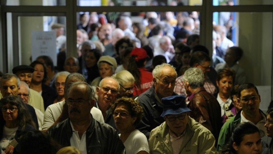 Des Portugais attendent pour voter aux élections législatives, le 4 octobre 2015 à Massama, une banlieue populaire de Lisbonne