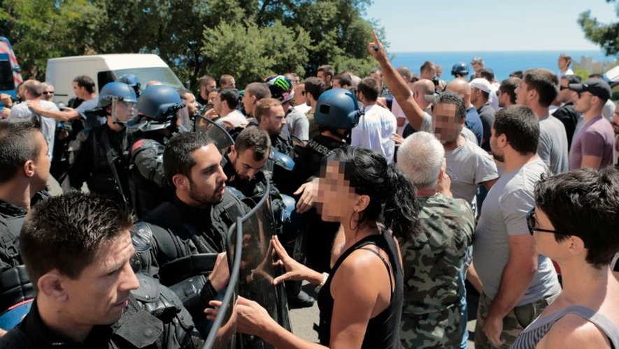 Des centaines de personnes rassemblées à Lupino, un quartier de Bastia au lendemain d'une rixe en bord de mer à Sisco, le 14 août 2016