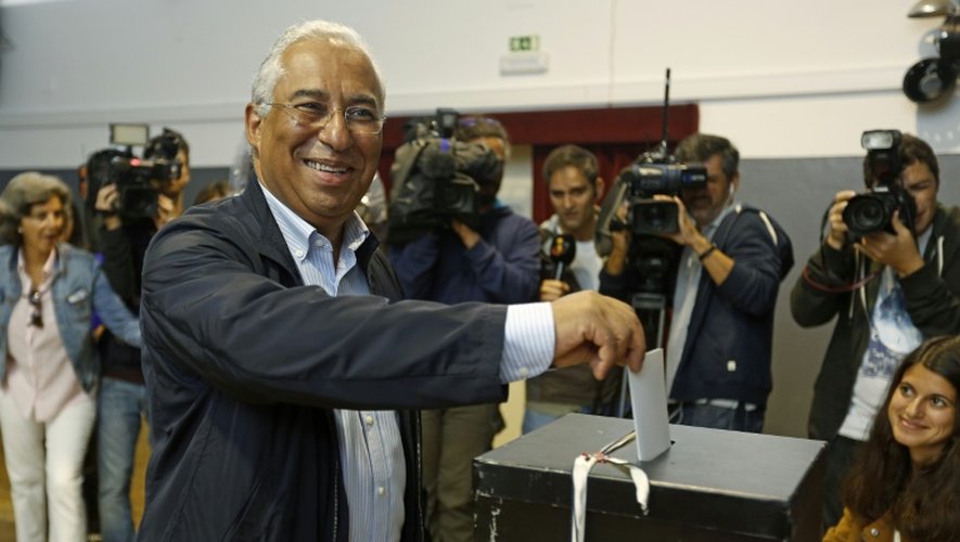 Antonio Costa, secrétaire général du Parti socialiste portugais, vote aux élections législatives, le 4 octobre 2015 à Fontanelas, dans les environs de Lisbonne