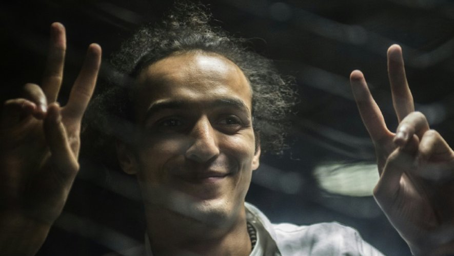 Le photographe égyptien Mahmoud Abdel Shakour, surnommé Shawkan, dans le box des accusés lors de son procès au Caire, le 9 août 2016