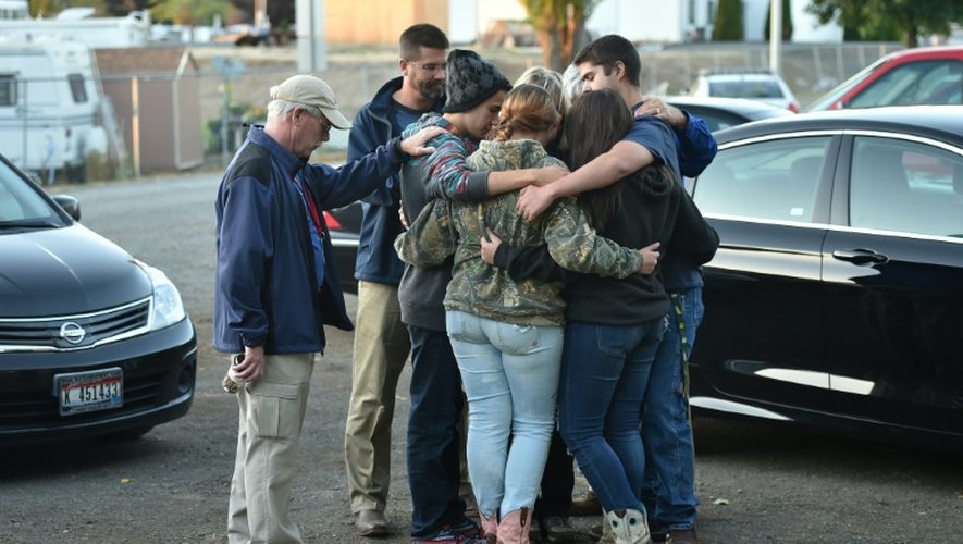 Des personnes prient lors d'une veillée en mémoire des victimes du tueur de Roseburg à Winston, dans l'Oregon, le 3 octobre 2015