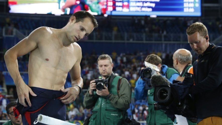 L'immense déception de Renaud Lavillenie, médaillé d'argent à la perche olympique à Rio, le 15 août 2016