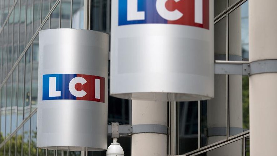 Le logo de la chaîne LCI à l'entrée de la tour de TF1 à Boulogne-Billancourt, au sud-ouest de Paris