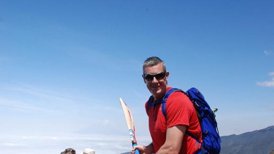La légende anglaise du cricket Ashley Giles, capitaine de l'une des deux équipes composées à la fois de joueurs professionnels et amateurs, le 21 septebmre 2014, au 2e jour de leur ascension du Kilimanjaro, en Tanzanie