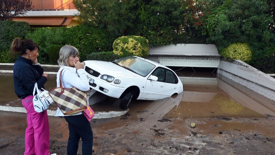 Une voiture endommagée par les inondations qui ont frappé Mandelieu-la-Napoule, dans les Alpes-Maritimes, le 4 octobre 2015