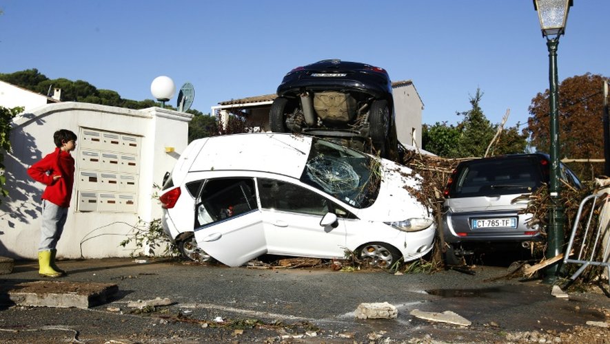 Des voitures endommagées par les violents orages à Biot le 4 octobre 2015