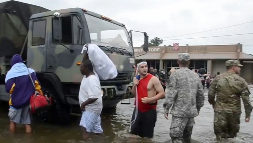 Capture vidéo du 14 août 2016 de l'armée de Louisiane montrant des habitants évacués suite aux inondations à Baton rouge