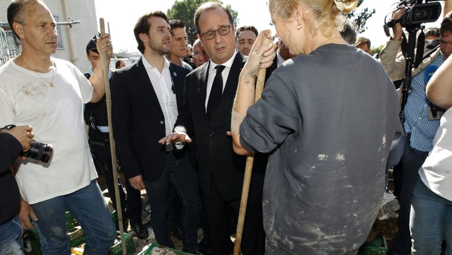 Le président François Hollande (au centre) discute avec des victimes des inondations à Biot le 4 octobre 2015
