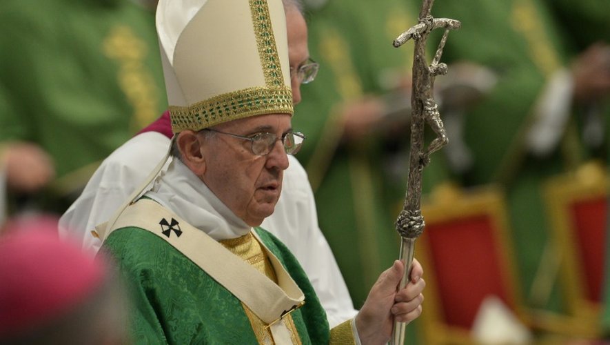 Le pape François arrive à la messe d'ouverture du synode sur la famille le 4 octobre 2015 à la basilique Saint-Pierre au Vatican
