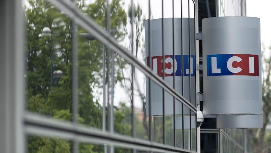 Le logo de LCI à l'entrée de la tour de la chaîne TF1 à Boulogne-Billancourt, au sud-ouest de Paris, le 29 juillet 2014