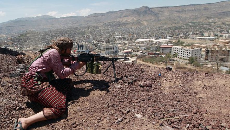 Un rebelle chiite en position dans une base de l'armée prise quelques heures auparavant, le 22 septembre 2014 à côté de Sanaa au Yémen